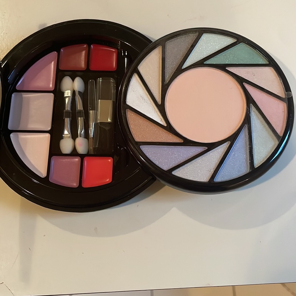 Claire’s makeup kit with eyeshadow, pressed powder, lipgloss